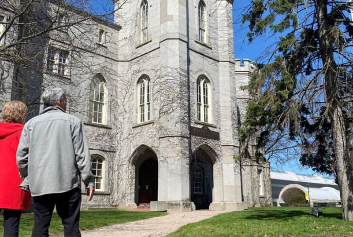 Two people walking up to the Middlesex County Courthouse in London.