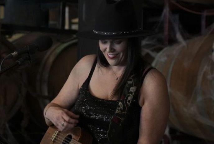 TUNES@NOON: Leanne Mayer