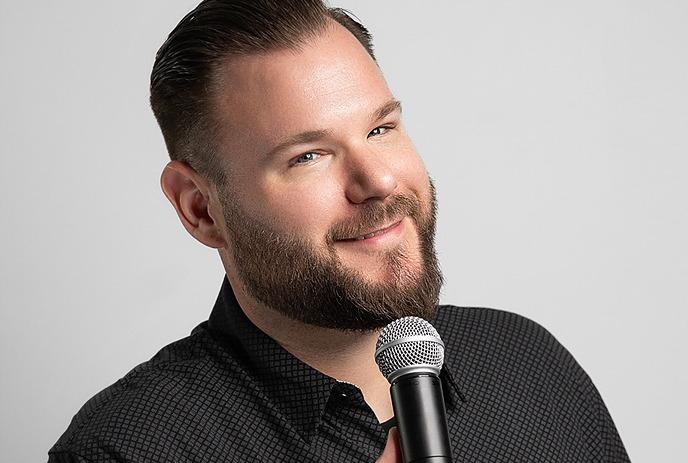 Comedian Jeff Leeson holding a microphone