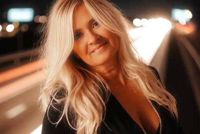 Portrait of Amanda Keeles looking forward with her head slightly tilted to her right.