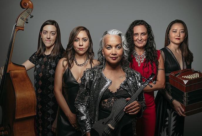 Solidaridad Tango: five women in black and red pose with bass, violin, and accordion on gray background.