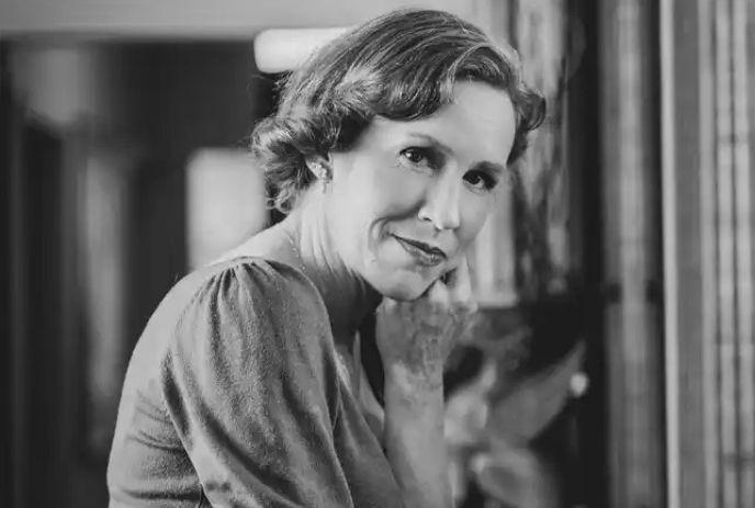 A black and white portrait of a lady posing for a picture.