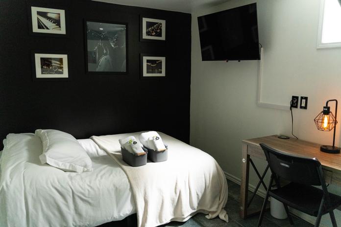 4-bnb-jazz-club-double-bed-