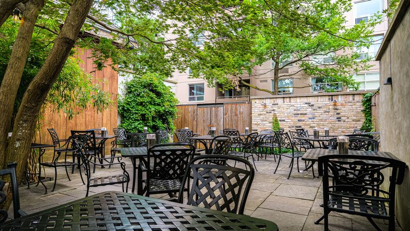 the-mule-patio1