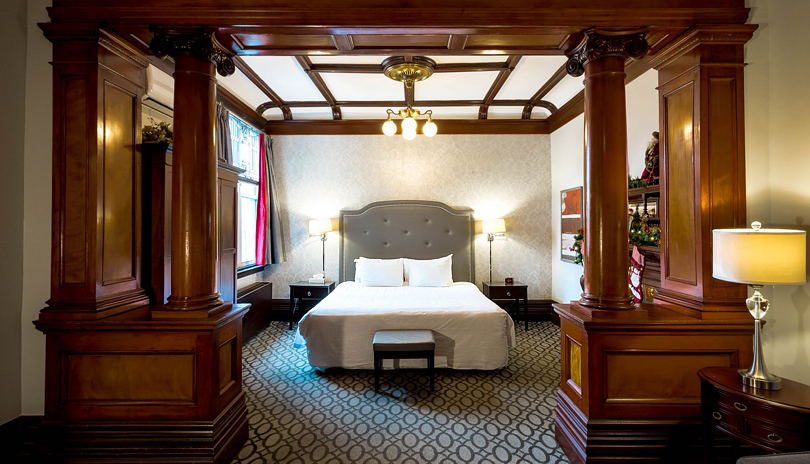 Interior view of a bedroom located in Idlewyld Inn & Spa located in London, Ontario