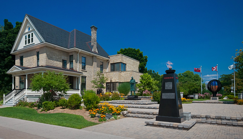 Exterior view of the Banting House on a summer day located in London, Ontario