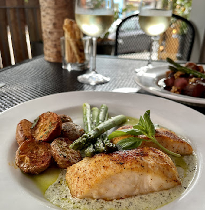 entre plate with salmon, potatoes and asparagus