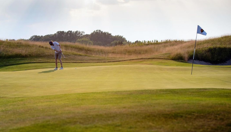 Golfer playing a round of golf at Tarandowah Golf 