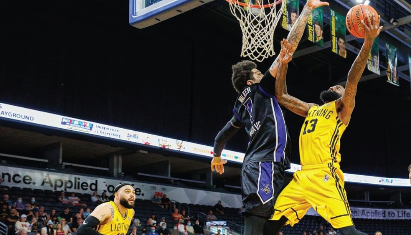 London Lightning basketball players scoring a lay up shot