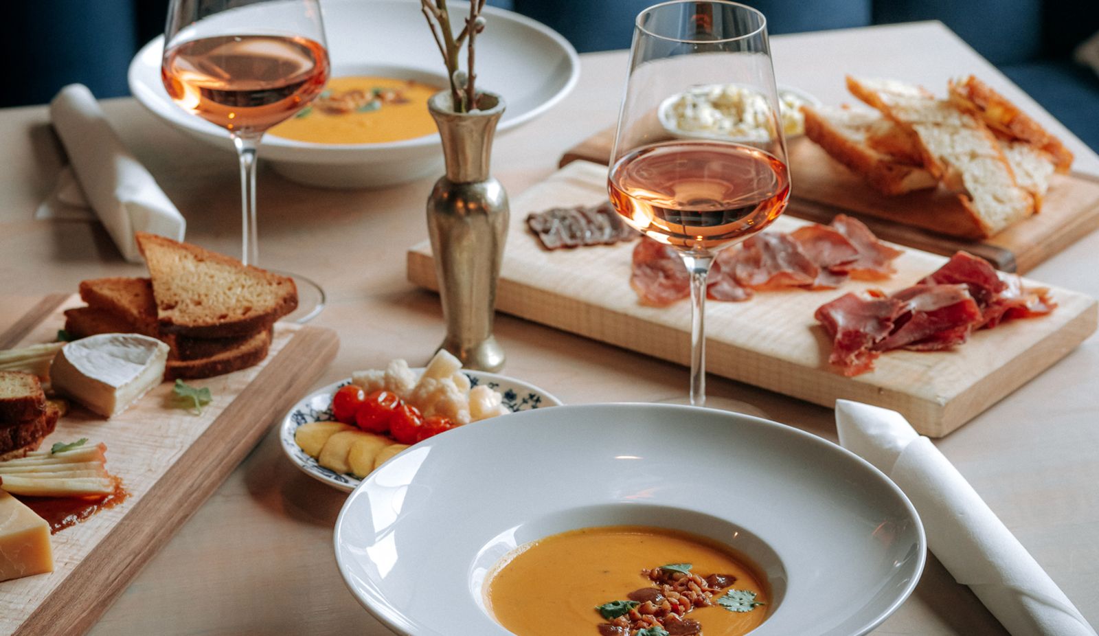 table with dinner plates and wine glasses