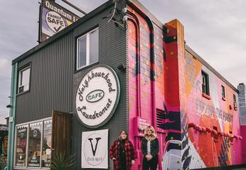 Exterior view of the main entrance of Neighbourhood Laundromat Cafe locate din London, Ontario